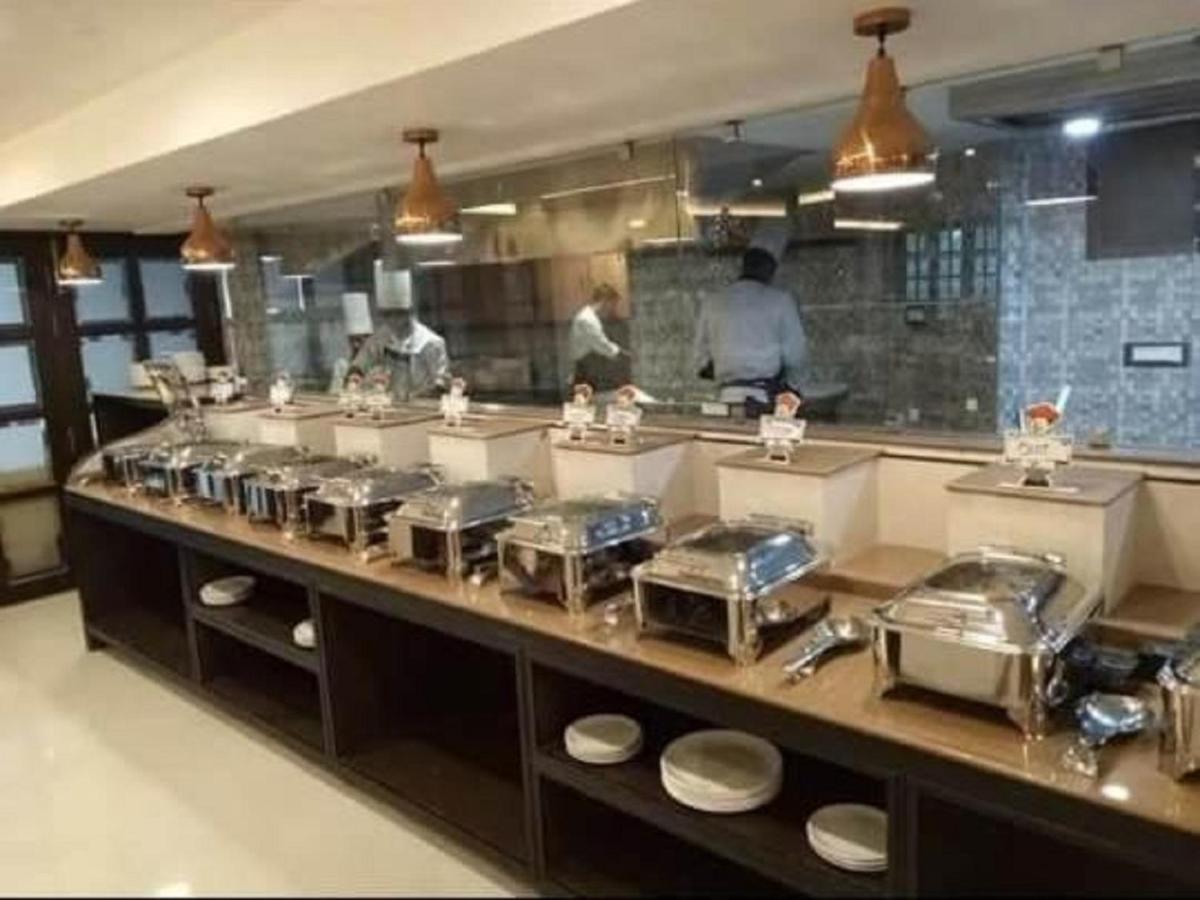 Hotel Atithi Гувахати Екстериор снимка