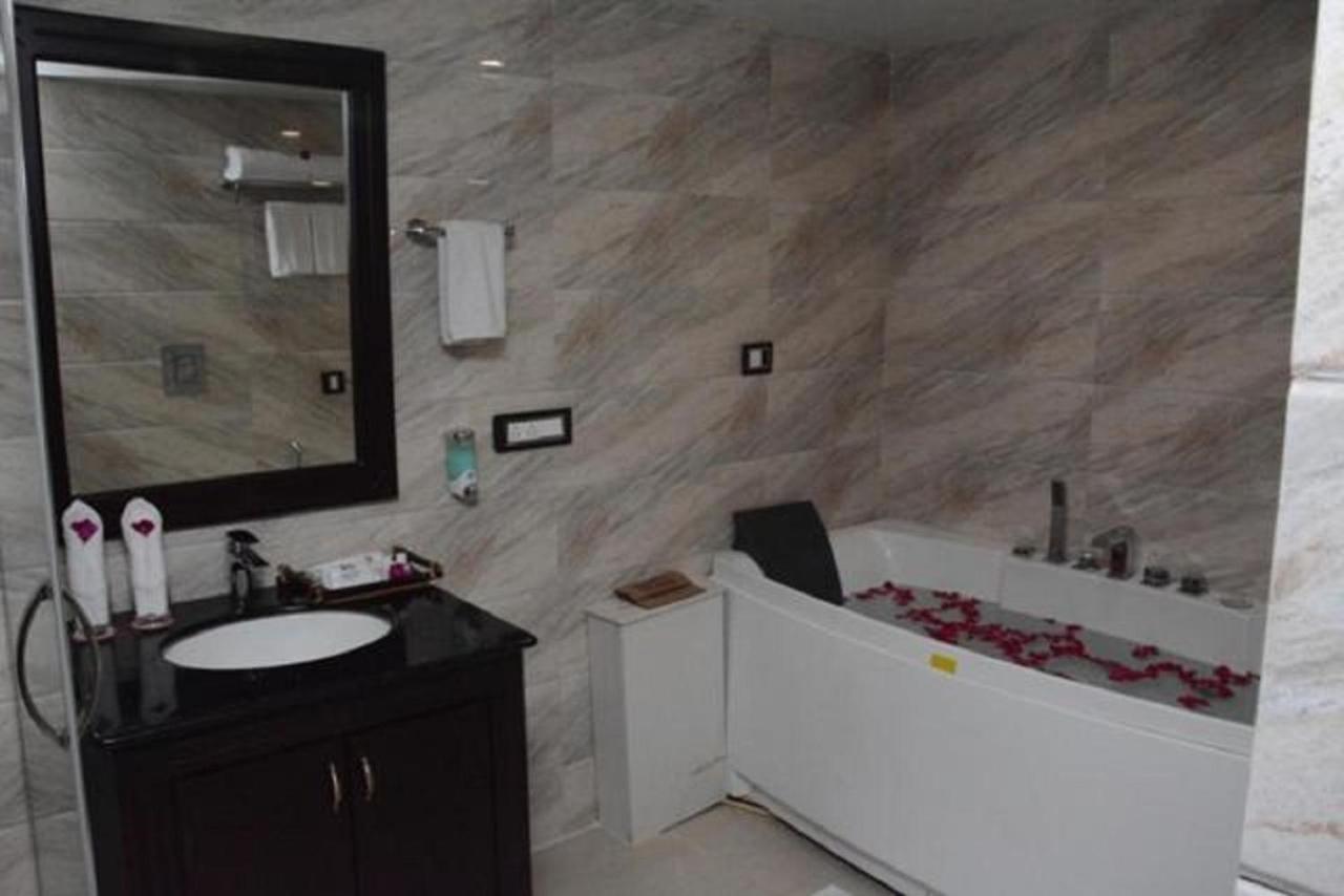 Hotel Atithi Гувахати Екстериор снимка