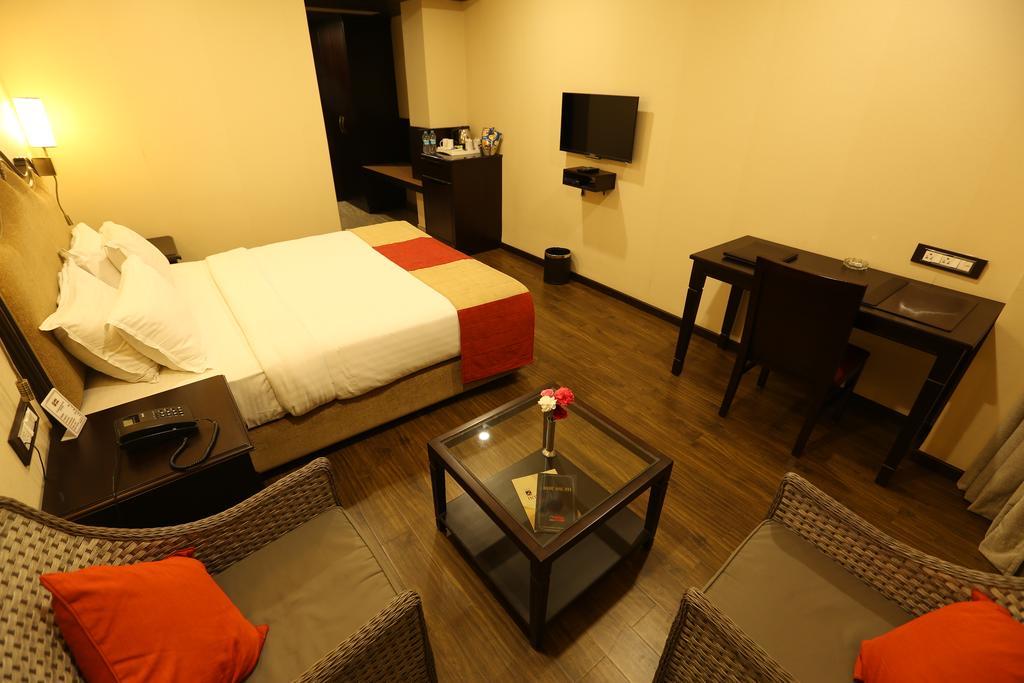 Hotel Atithi Гувахати Екстериор снимка