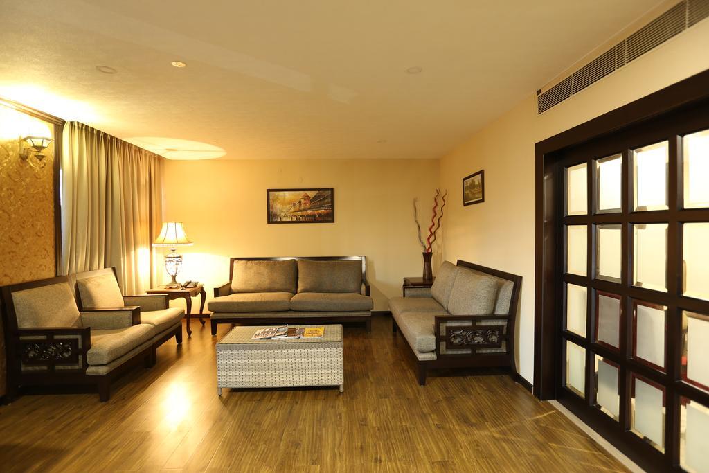 Hotel Atithi Гувахати Екстериор снимка
