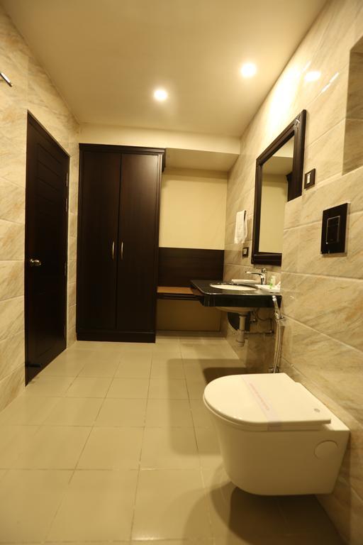 Hotel Atithi Гувахати Екстериор снимка